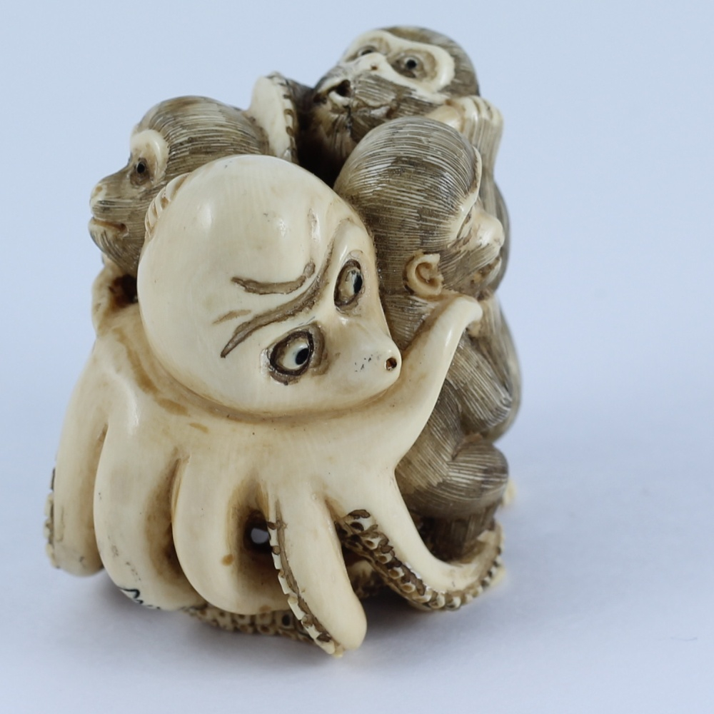 Нэцкэ Осьминог с тремя обезьянами (мамонт)