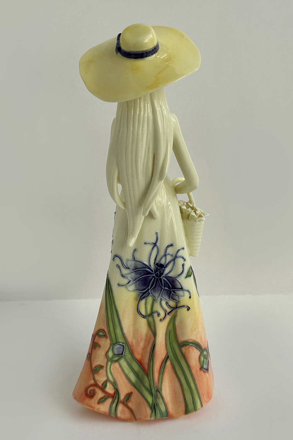 Фарфоровая статуэтка Дама с корзиной цветов в стиле ар-нуво. 1920-е г. Франция, Decor du Galion.