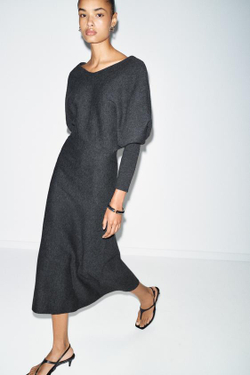 ZARA ТРИКОТАЖНОЕ ПЛАТЬЕ МИДИ С V-ОБРАЗНЫМ ВЫРЕЗОМ, СЕРЫЙ