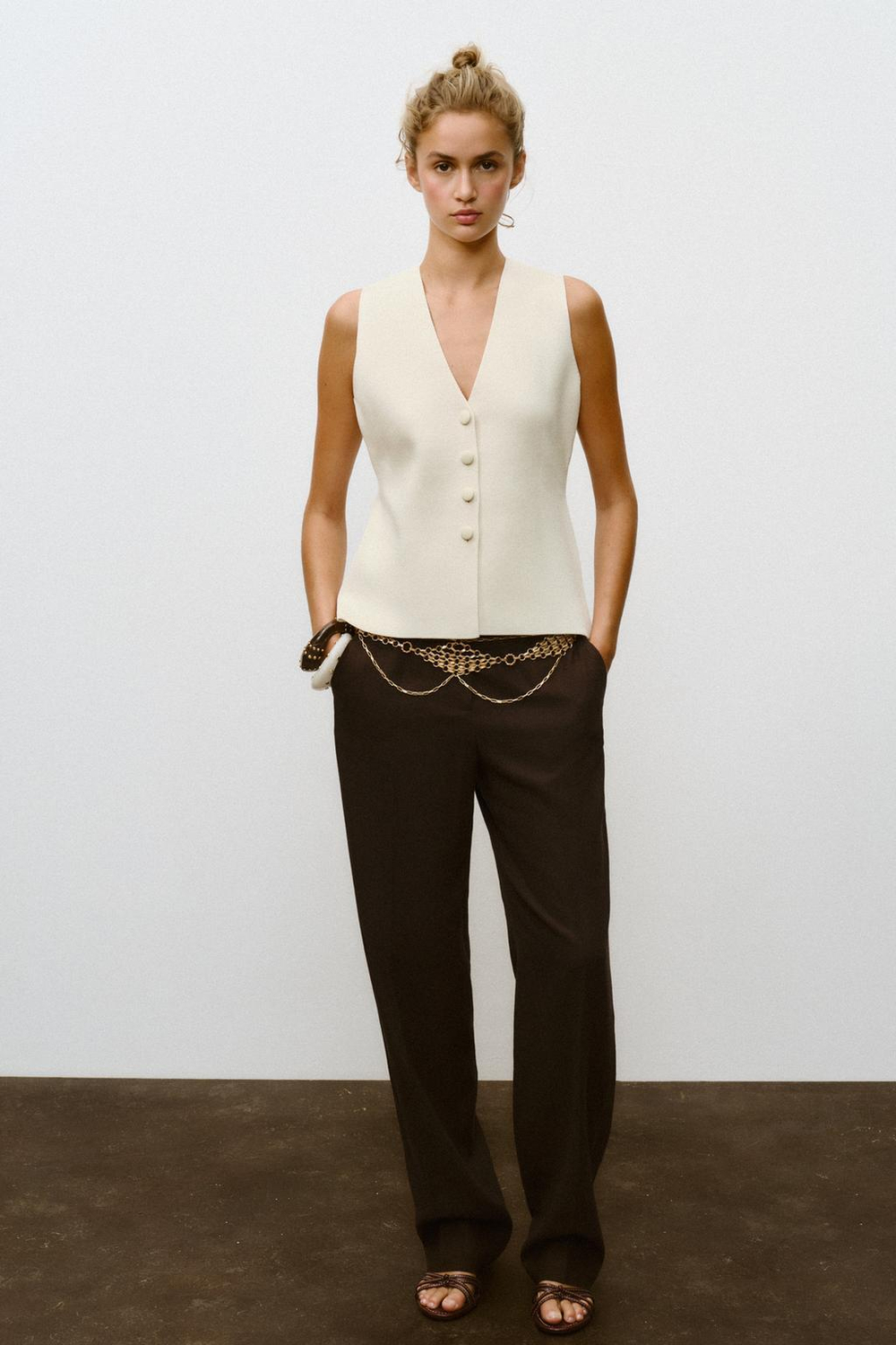 ZARA ТРИКОТАЖНЫЙ ЖИЛЕТ С ОБТЯЖНЫМИ ПУГОВИЦАМИ, ЭКРЮ