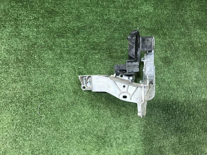 Кронштейн передней панели Mercedes GLC x253 15-22