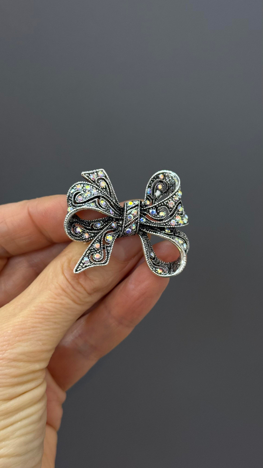 Брошь бант с радужными кристаллами, оттенок серебро