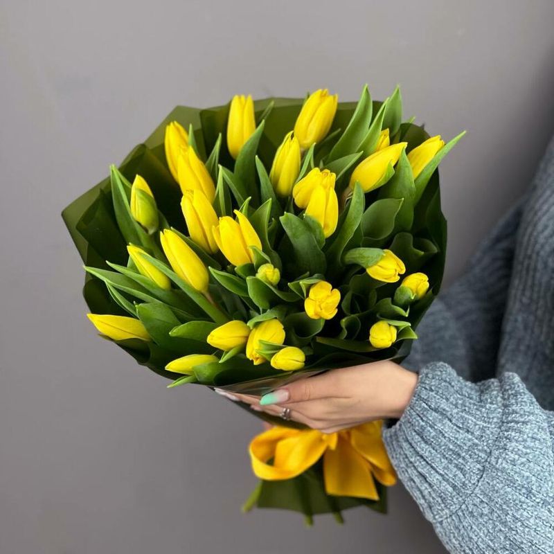 Букет жёлтых тюльпанов "Стронг Голд" (в упаковке)