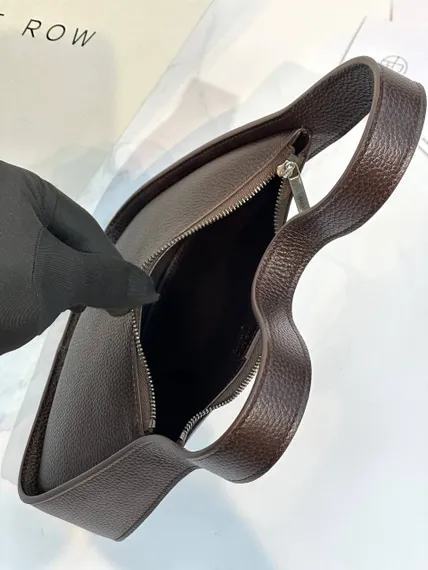 Сумка The Row Half Moon из зернистой кожи