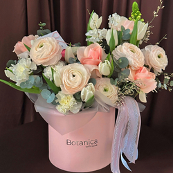 Цветочная композиция с тюльпанами и ранункулюсами