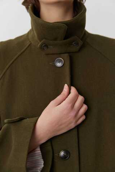 Объемное пальто зеленого цвета