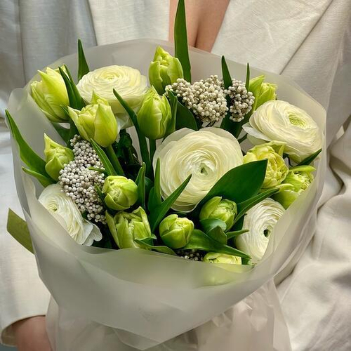 Авторский букет с ранункулюсами, пионовидными тюльпанами Антарктика и озотамнусом. Авторский букет 021 Chalet Green