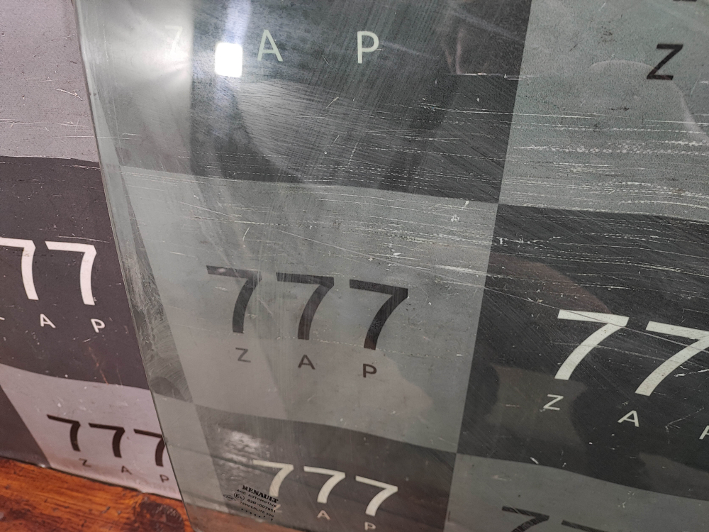 Стекло двери передней правой Renault Kaptur 16-22 Б/У Оригинал 803001742R