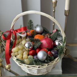 Новогодняя корзина с фруктами