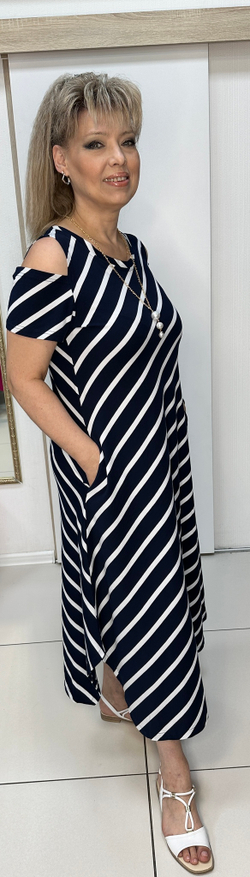 Трикотажное платье в полоску по диагонали с вынутыми плечиками