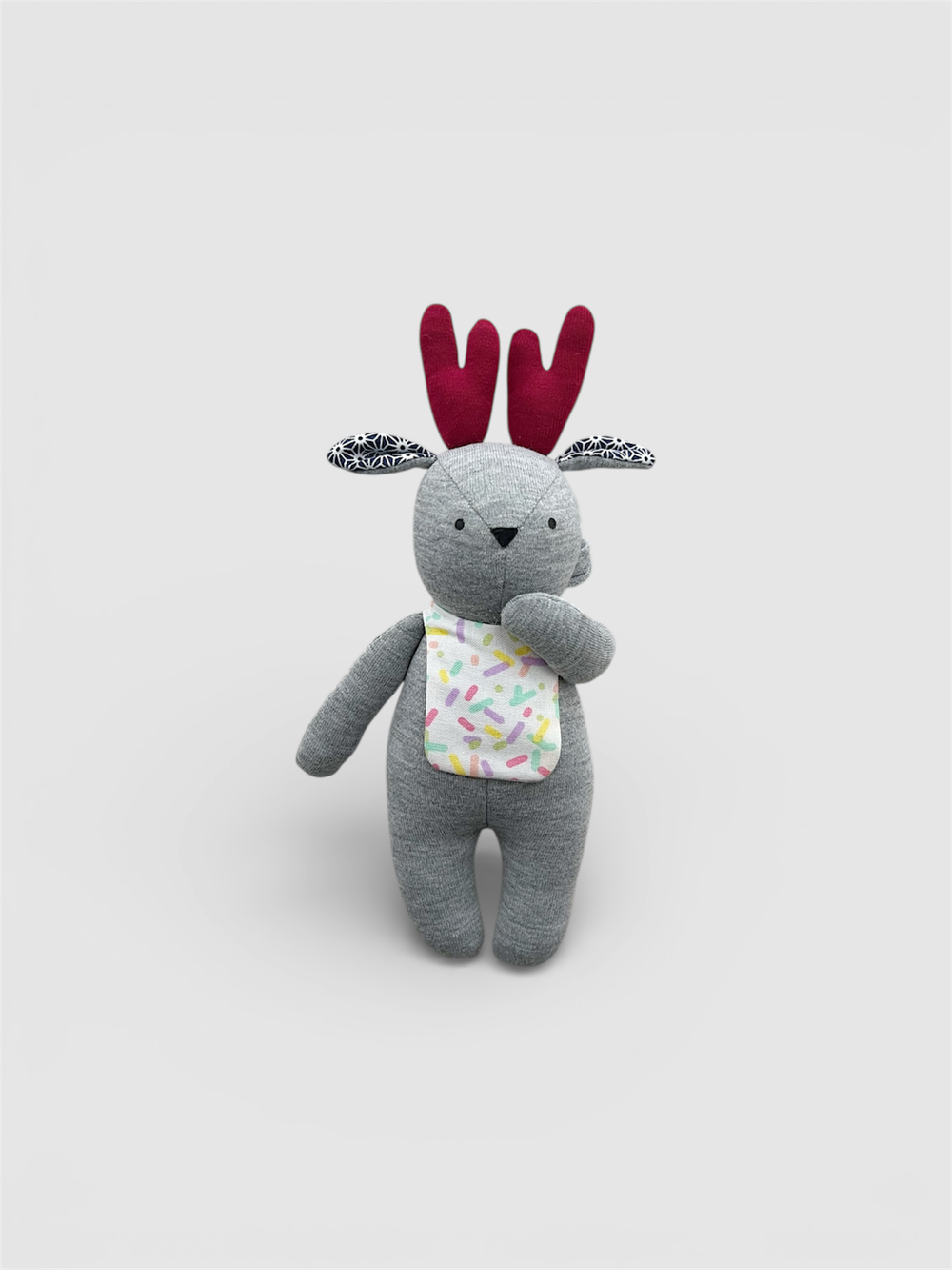 Лосик серого цвета с бордовыми рожками