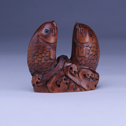 Нэцкэ Два карпа в волнах