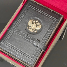 Ежедневник А5 «Герб РФ» (съемная обложка из натуральной кожи) с хлястиком в футляре