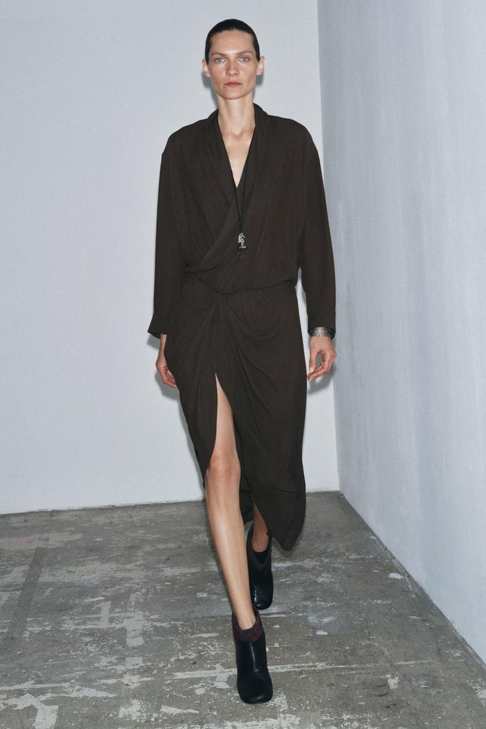 ZARA ПЛАТЬЕ СО СБОРКАМИ — ZW COLLECTION, КОРИЧНЕВЫЙ