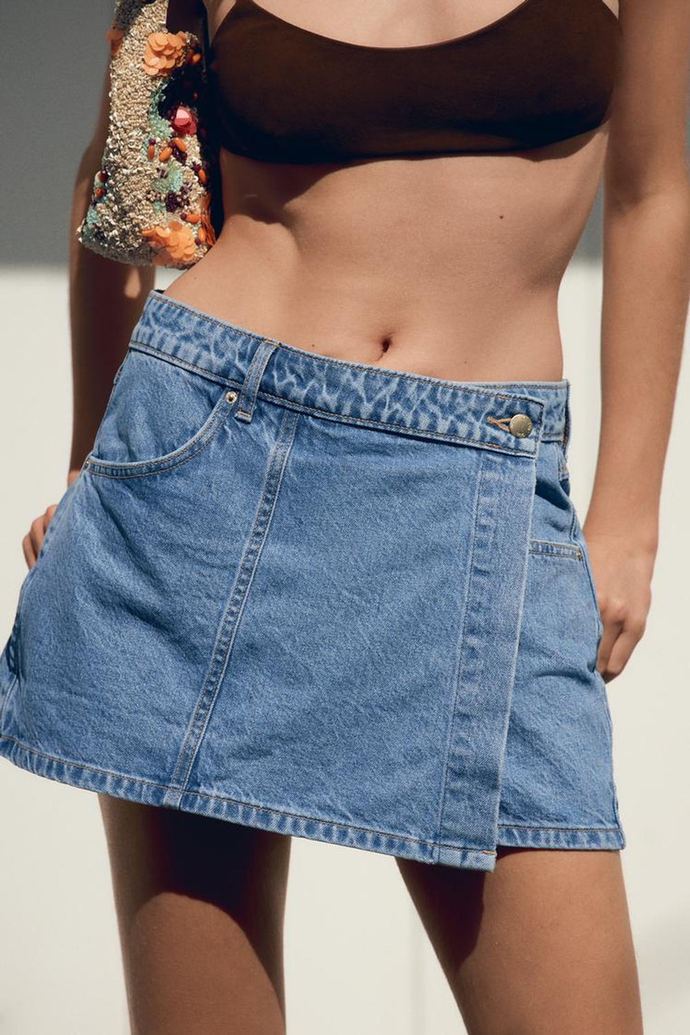 ZARA ДЖИНСОВАЯ ЮБКА-ШОРТЫ Z1975 С ЗАПÁХОМ, ВЫЦВЕТШИЙ СИНИЙ