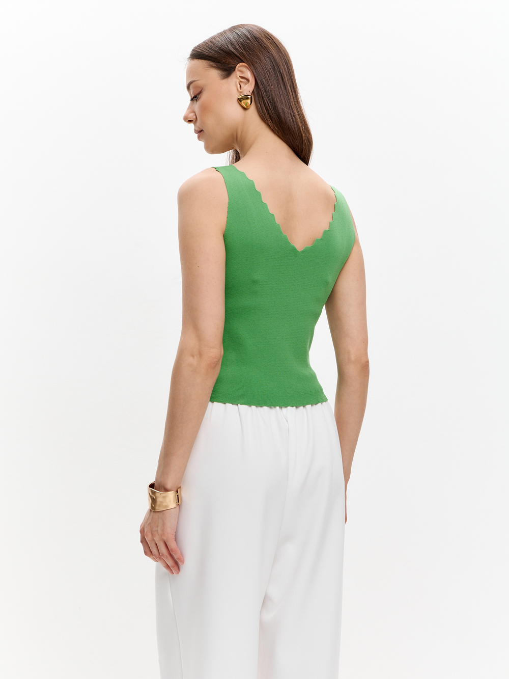 Топ с фигурным вырезом