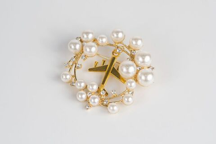 Ольга Солдатова. Брошь с подвеской в виде самолета