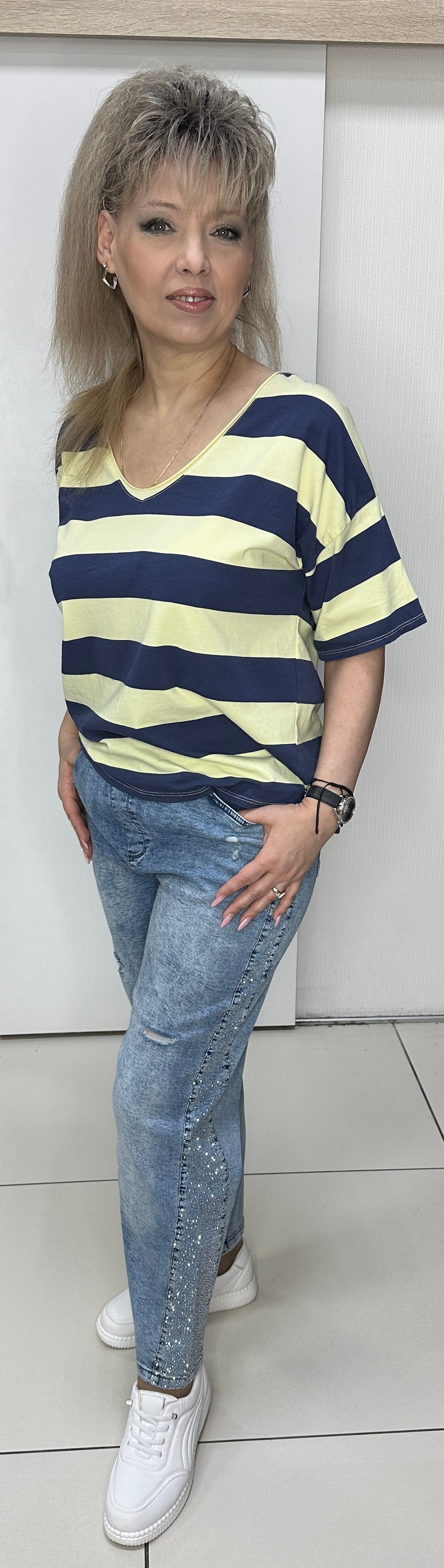 Синие джинсы со стразовыми лампасами