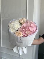 Букет из гортензии, кустовых пионовидных роз, диантусов и хризантемы