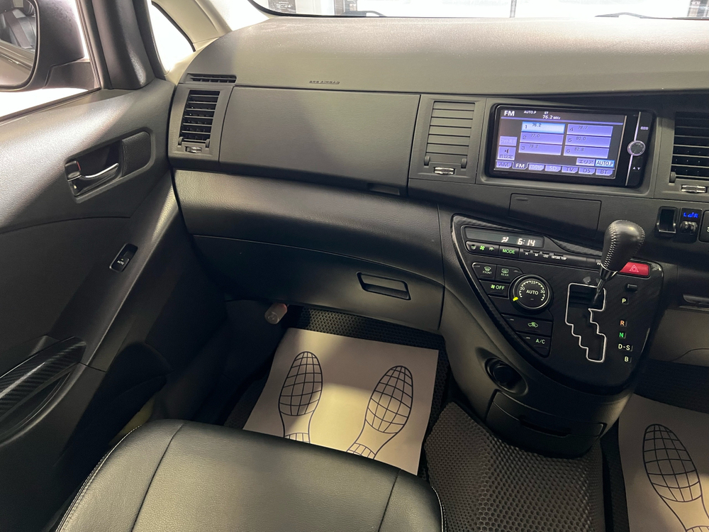 Toyota Isis, 2014 год