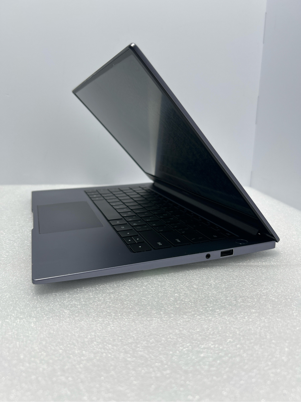 Ноутбук HUAWEI MateBook D14 (NBL-WAQ9R) Space Grey 14" /AMD Ryzen 5 3500U/RAM 8GB/SSD 512 ГБ/Radeon Vega 8/1920*1080/Windows 11/Подсветка кл-ры: нет/космический серый. Состояние: Уценка/царапина на матрице