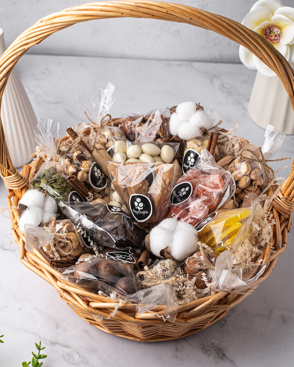 Подарочная корзина с орехами и сухофруктами