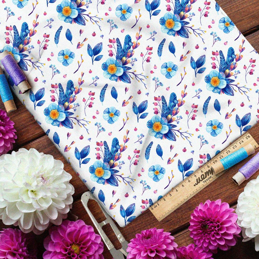 Ткань барби мелкие цветы и перья с брусникой на белом фоне