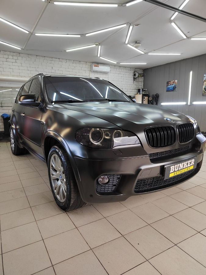BMW в виниловую графит пленку Carbins PET G61-01M