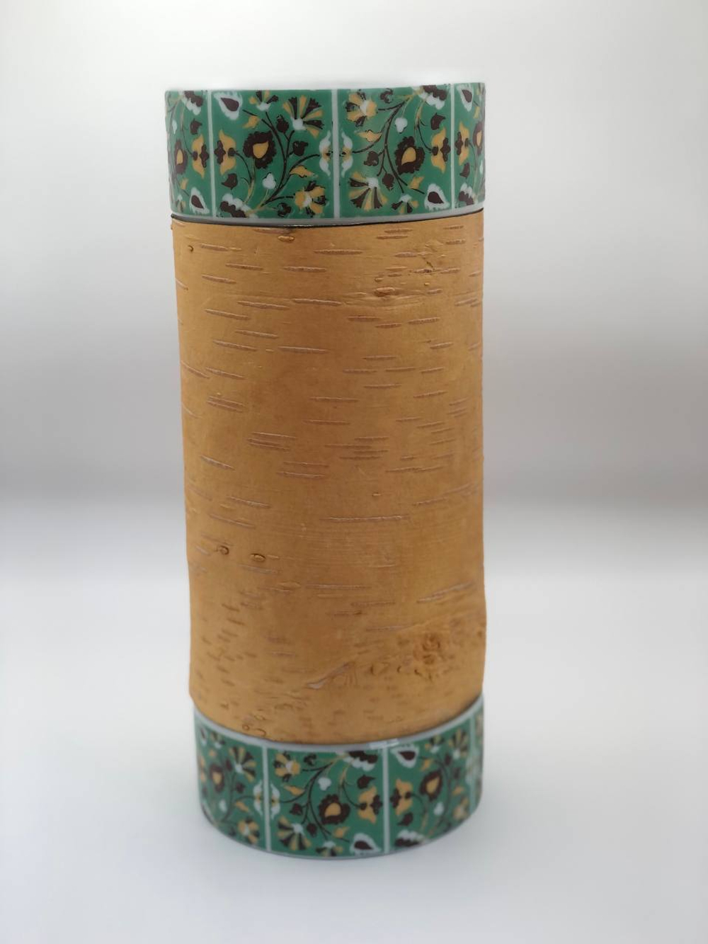 Ваза фарфоровая с берестой. Коллекция  Изразец Коломенское. Цветы. Бревно (Log).