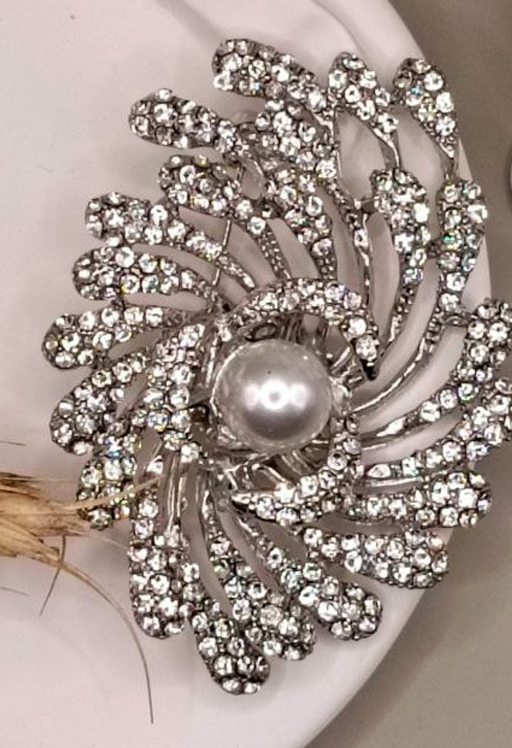 Брошь"Салют"объёмная, из цинкового сплава, с искусственным жемчугом и стразами.