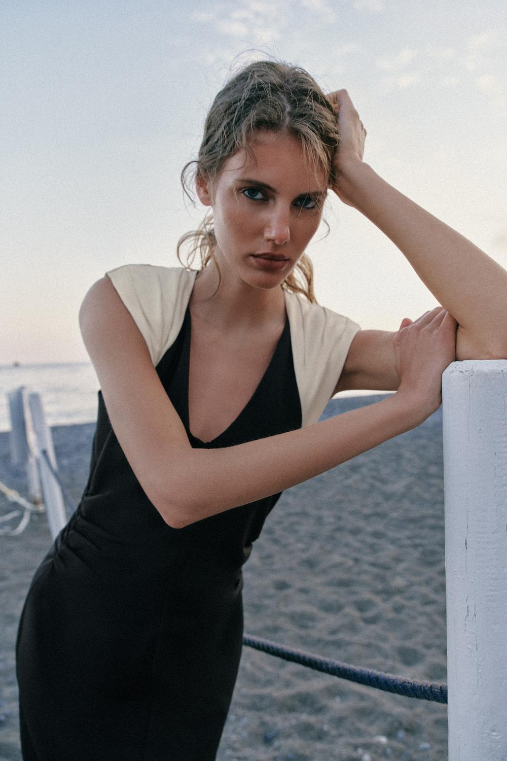 ZARA ПЛАТЬЕ МИДИ С ПОГОНАМИ, ЧЕРНЫЙ/БЕЛЫЙ