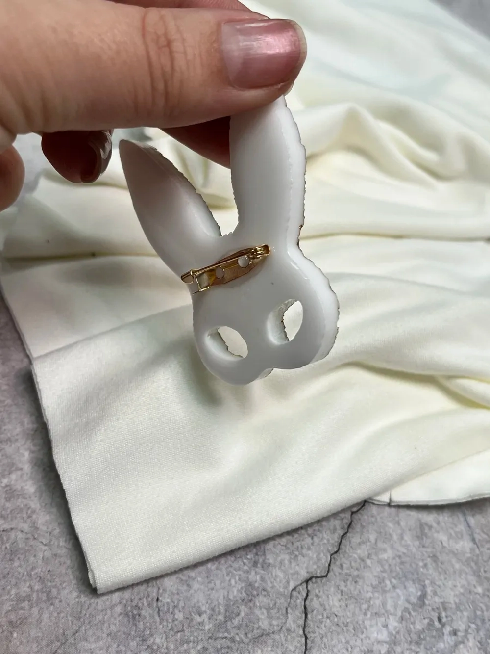 Брошь зайчик из эпоксидной смолы