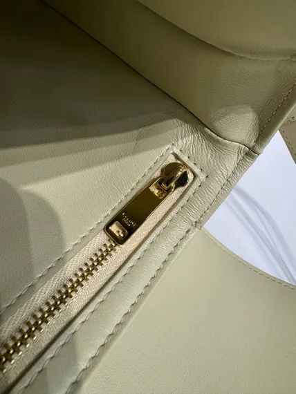 Сумки CELINE CLASSIQUE TRIOMPHE из блестящей кожи