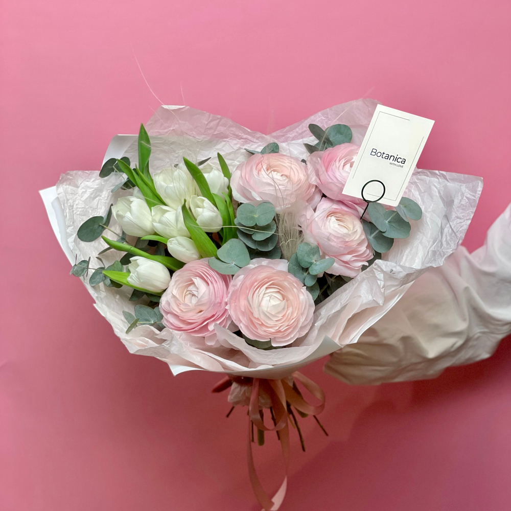 Авторский букет с пятью ранункулусами, семью тюльпанами и эвкалиптом 80220262