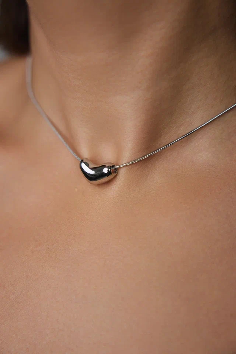 Колье маленькое серебряное сердце на серебряной цепочке с бегунком