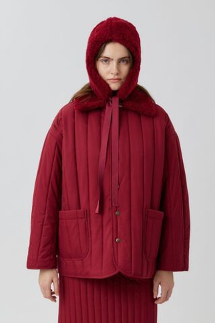 Шапка на завязках цвета бордо