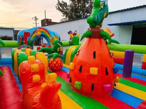 Коммерческий надувной батут «Хамелеон и динозавры Ультра 4» 12*6*6 м