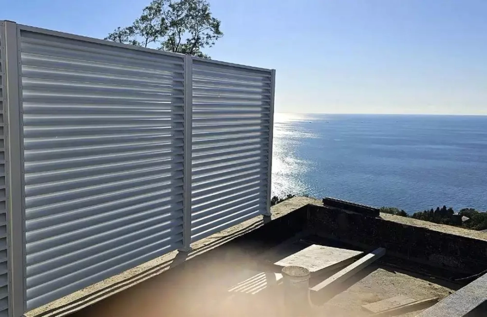 Металлический забор жалюзи