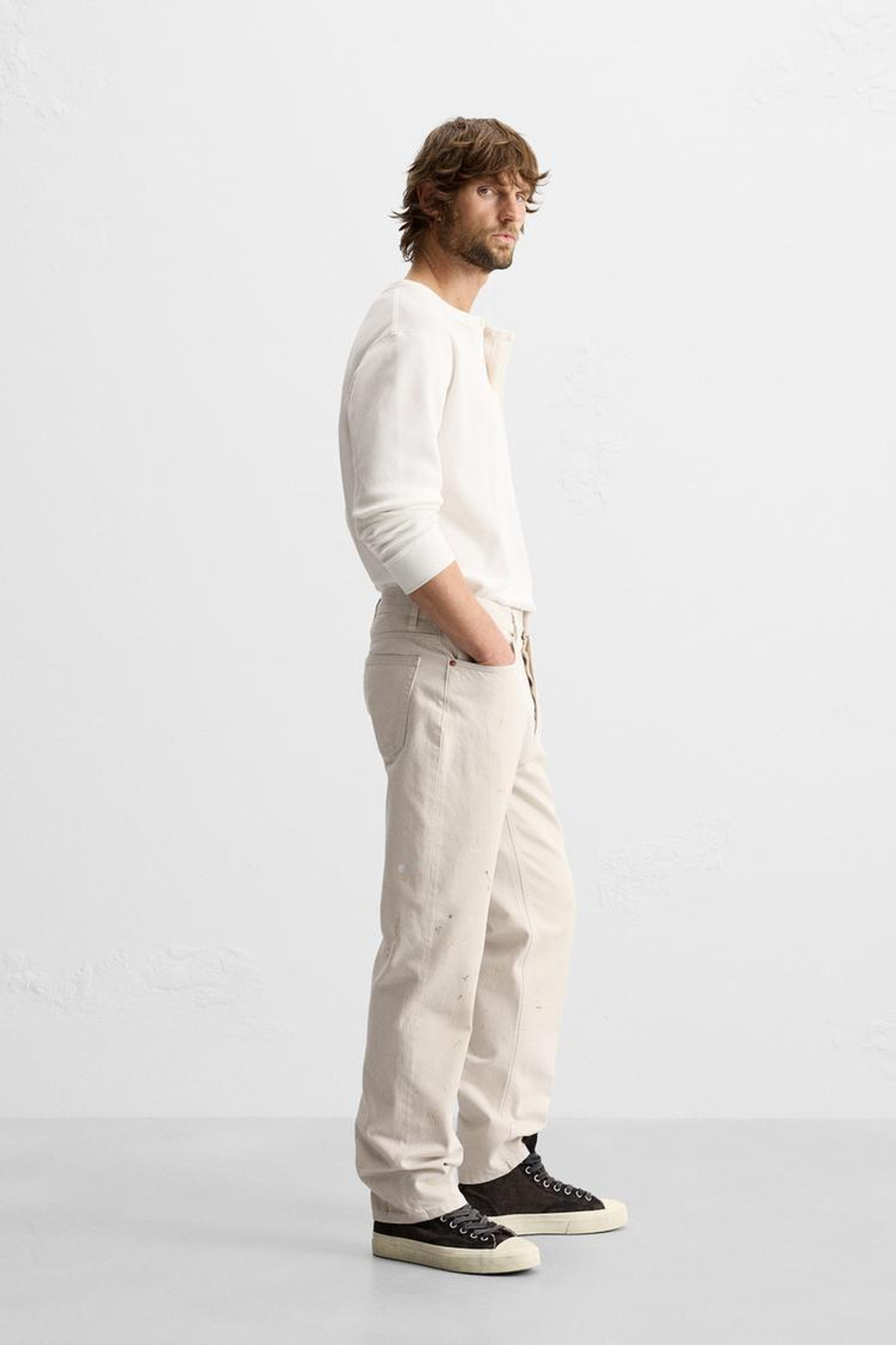 ZARA ДЖИНСЫ STRAIGHT FIT С ПРИНТОМ В ВИДЕ БРЫЗГ КРАСКИ, ЖЕЛТОВАТО-БЕЛЫЙ