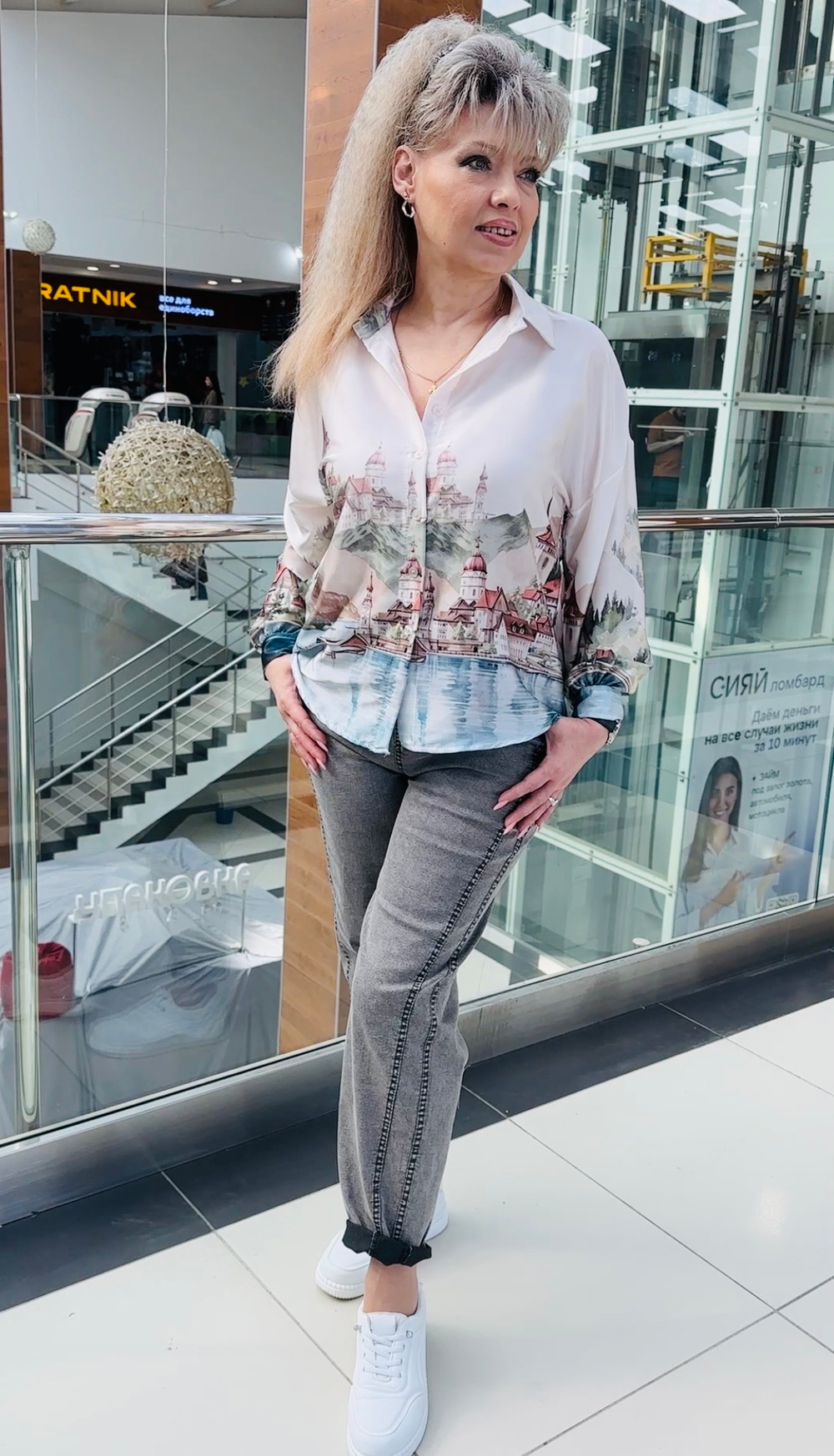 Рубашка-блузон с цветным изображением и атласным блеском