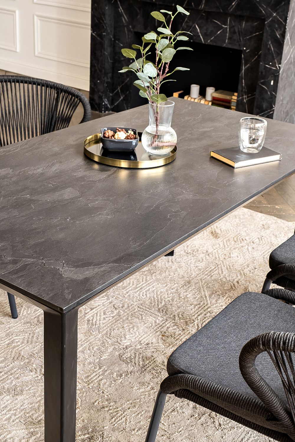 "Венето" обеденная группа на 4 персоны со стульями "Милан", каркас темно-серый, роуп темно-серый