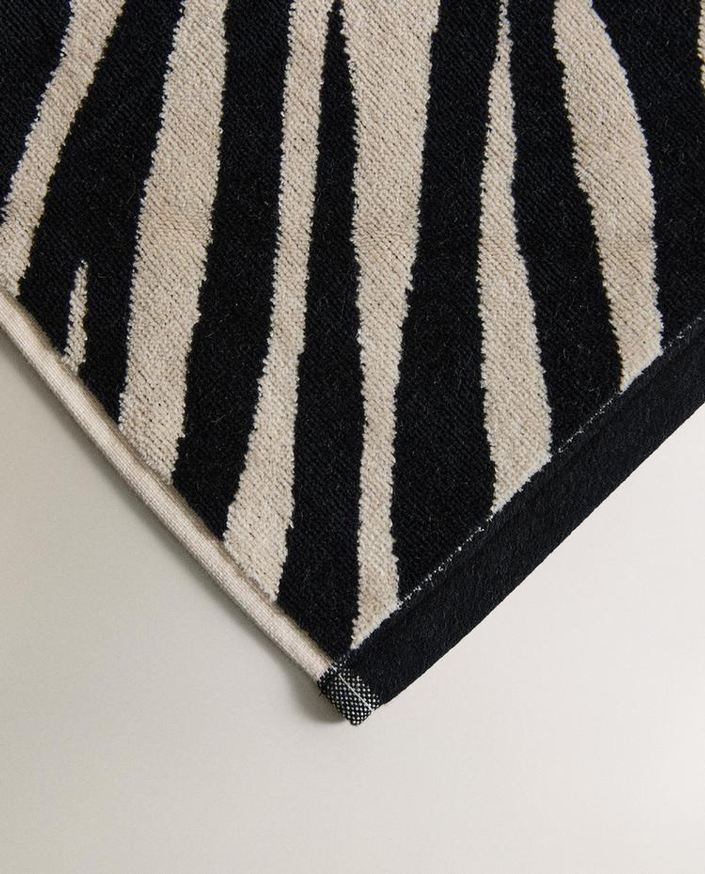 ZARA HOME БАННОЕ ПОЛОТЕНЦЕ ИЗ ВЕЛЮРА С АНИМАЛИСТИЧЕСКИМ ПРИНТОМ, ПЕСОЧНЫЙ/ЧЕРНЫЙ