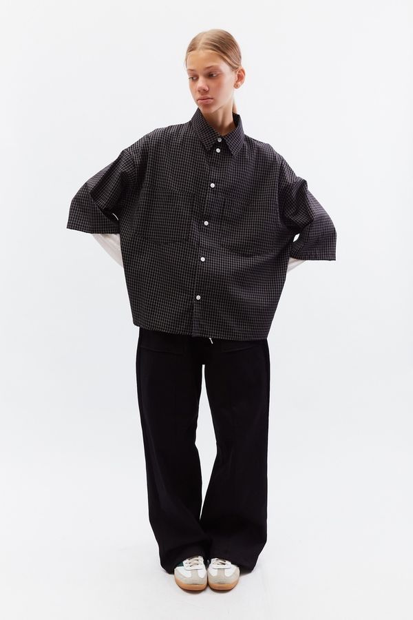 Рубашка укороченная оверсайз черная - фото 5