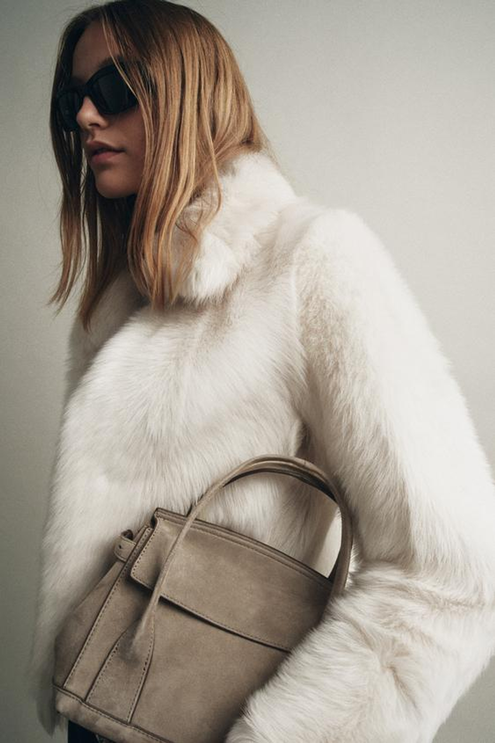 ZARA МИНИ-СУМКА В ГОРОДСКОМ СТИЛЕ ИЗ ЗАМШИ, СЕРЫЙ