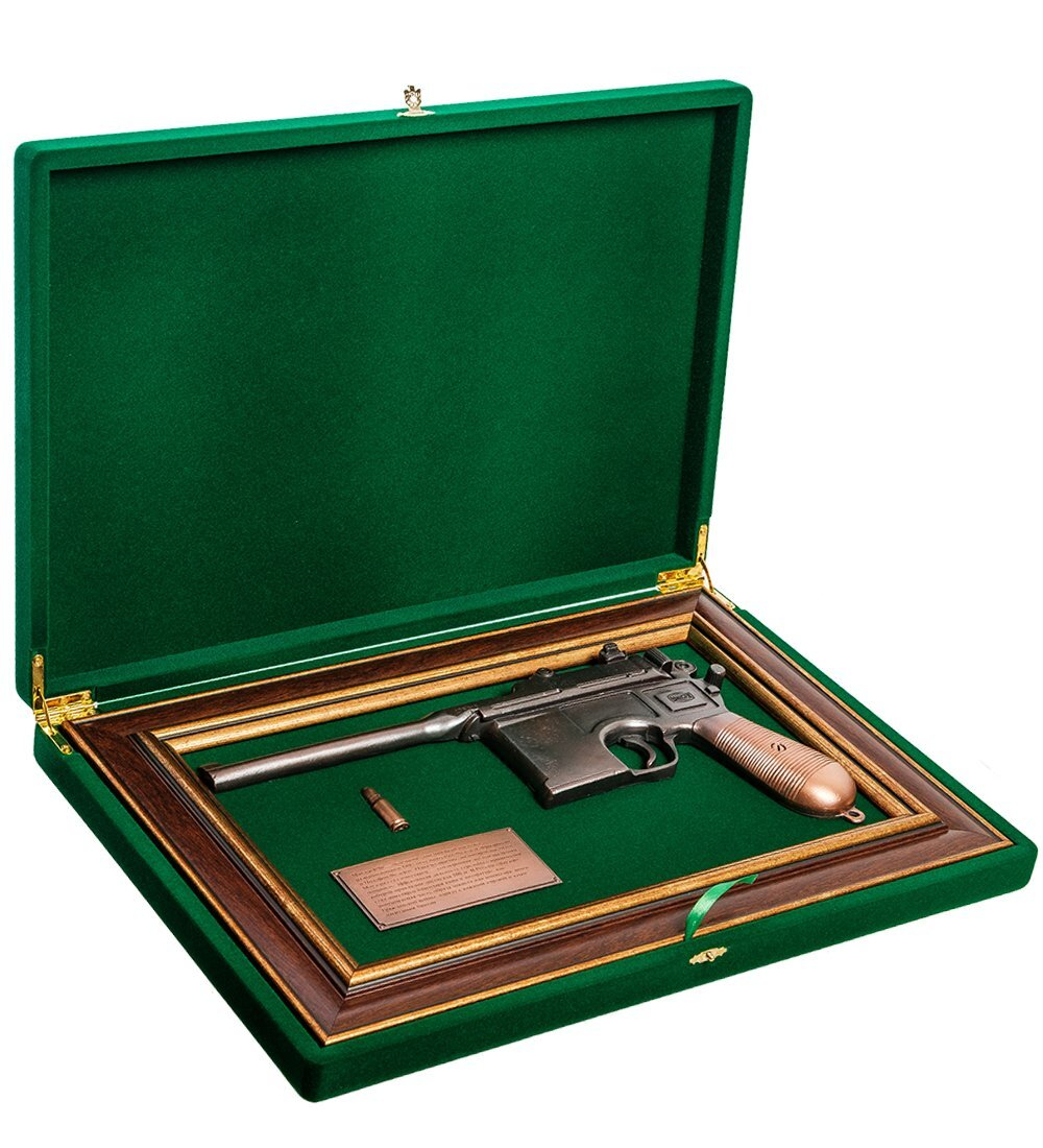 ПК-221 Панно с пистолетом ''Маузер'' в подарочной упаковке 25х37