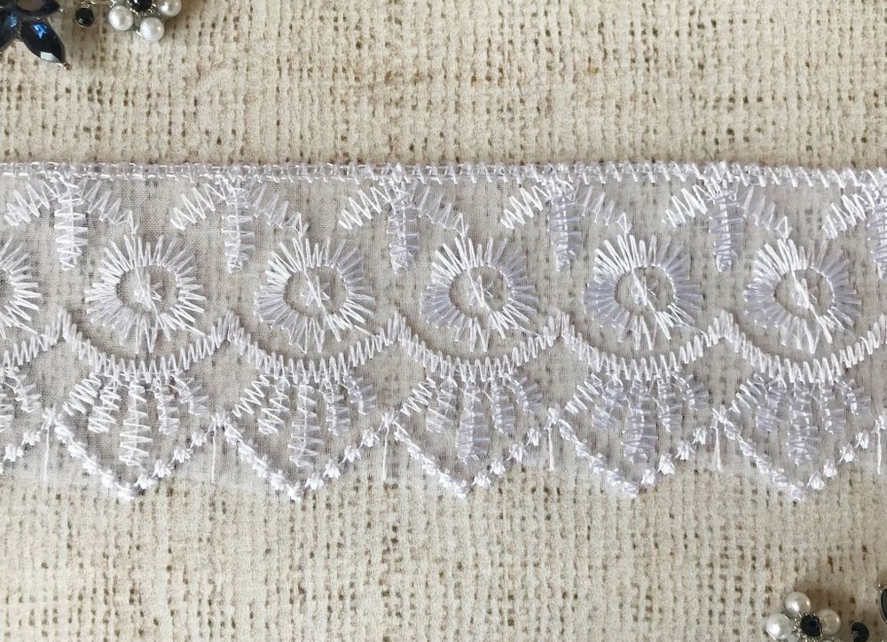 Вышивка на органзе, ш. 5,5 см.