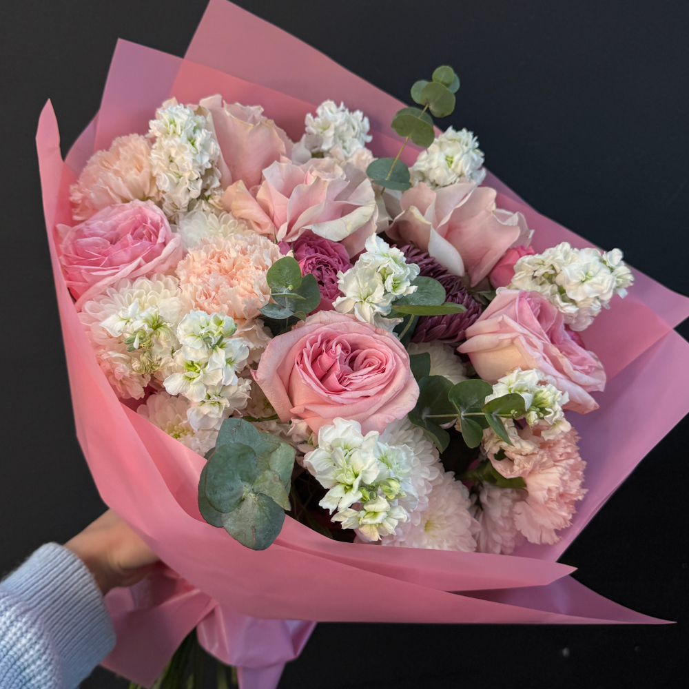 Букет из роз, хризантем и маттиолы