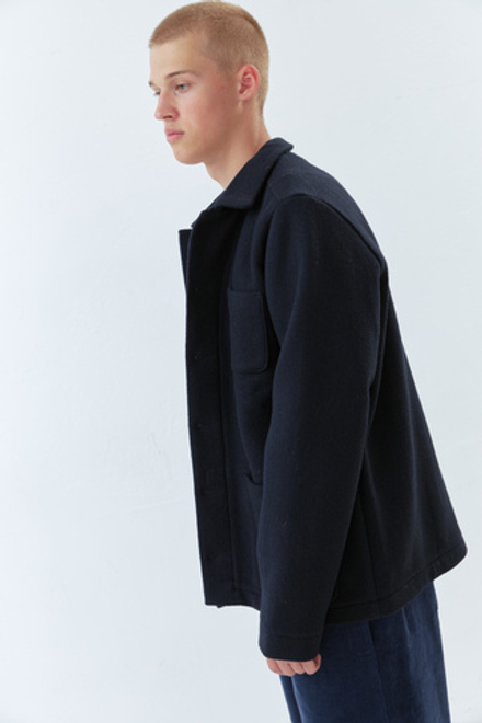 Верхняя мужская рубашка с карманами из темной фланели