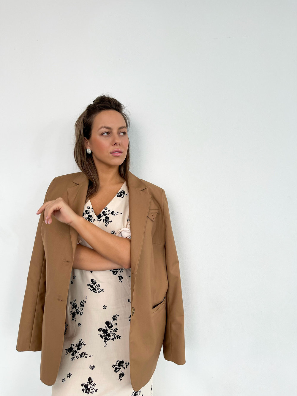 Силуэтное платье в светлый цветок 2