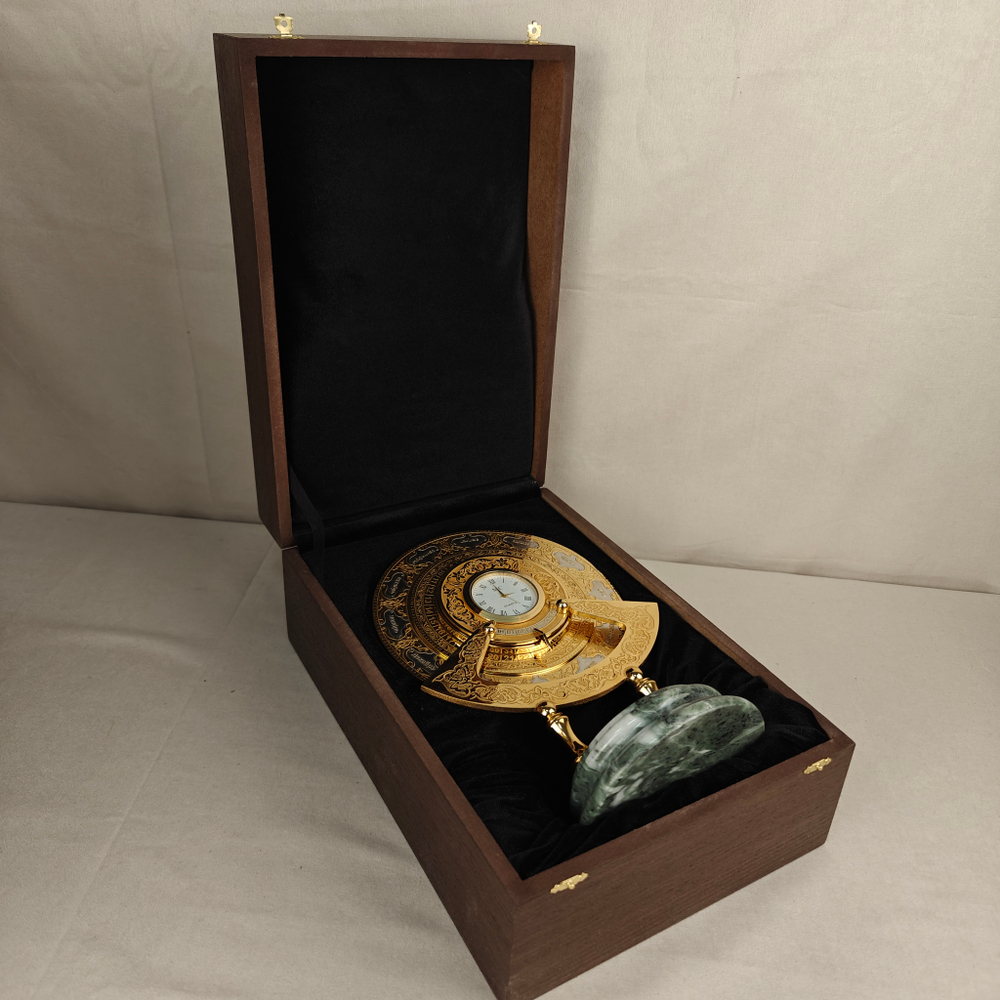 Сувенирные часы "Вечный календарь" (Златоуст) с нефритом